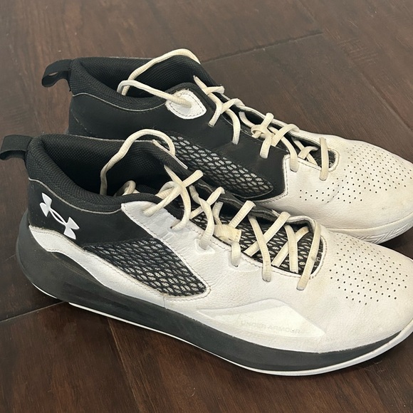 Under armour shoes - Picture 3 of 5